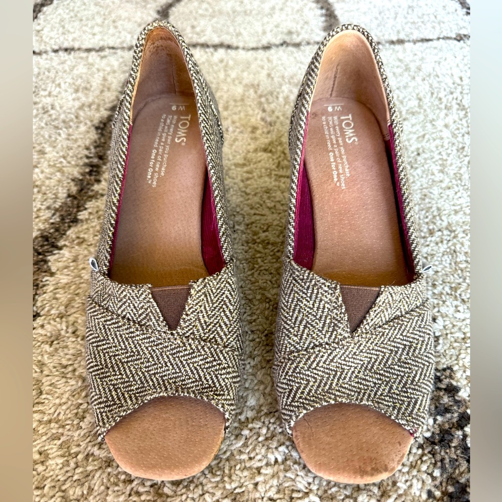 TOMS Classic Espadrille Brown & Gold Wedge - Size 9
